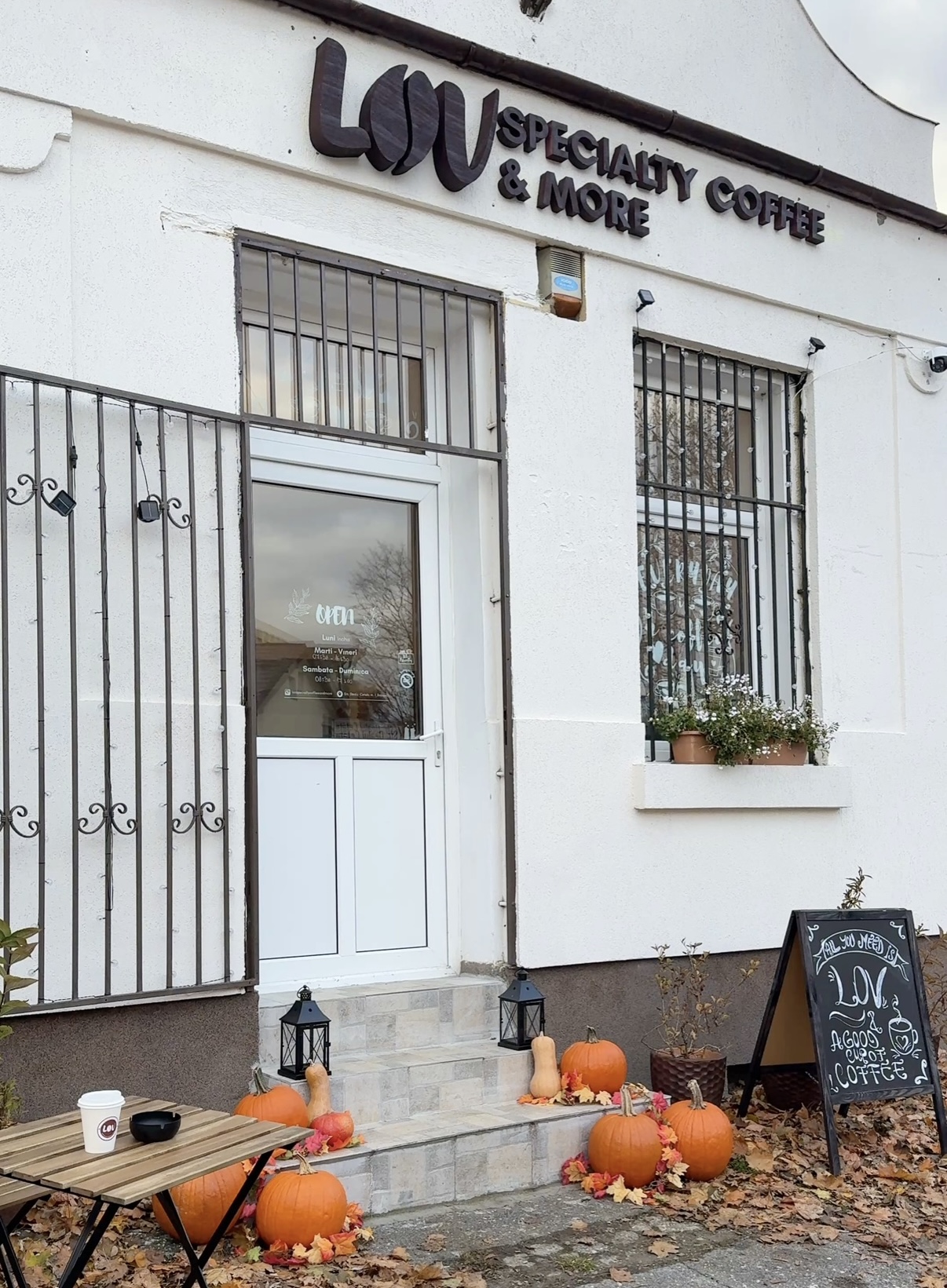 LOV Specialty Coffee & More interior