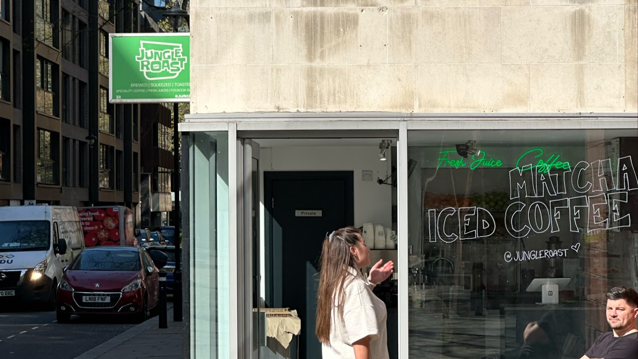 Jungle Roast - COFFEE, JUICE & MATCHA BAR interior