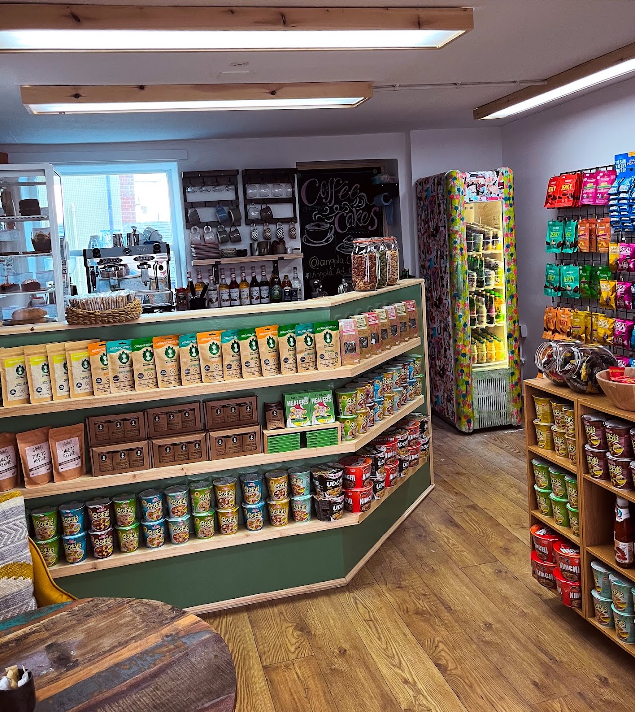 Art Cafe Angola- Caffi Celf interior