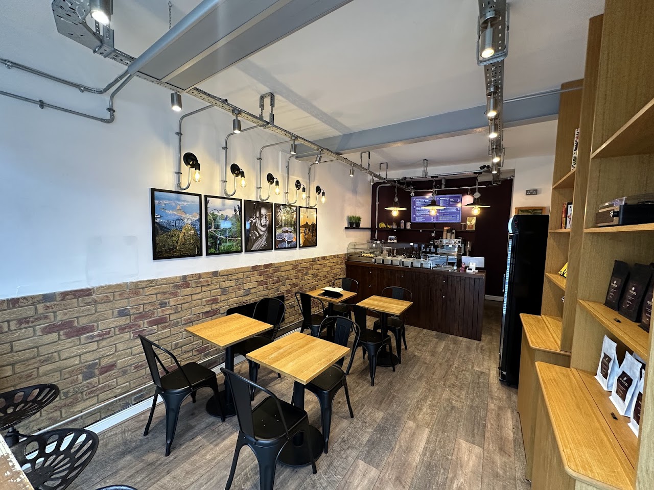 Yba Brazil Acai bar & Coffee interior
