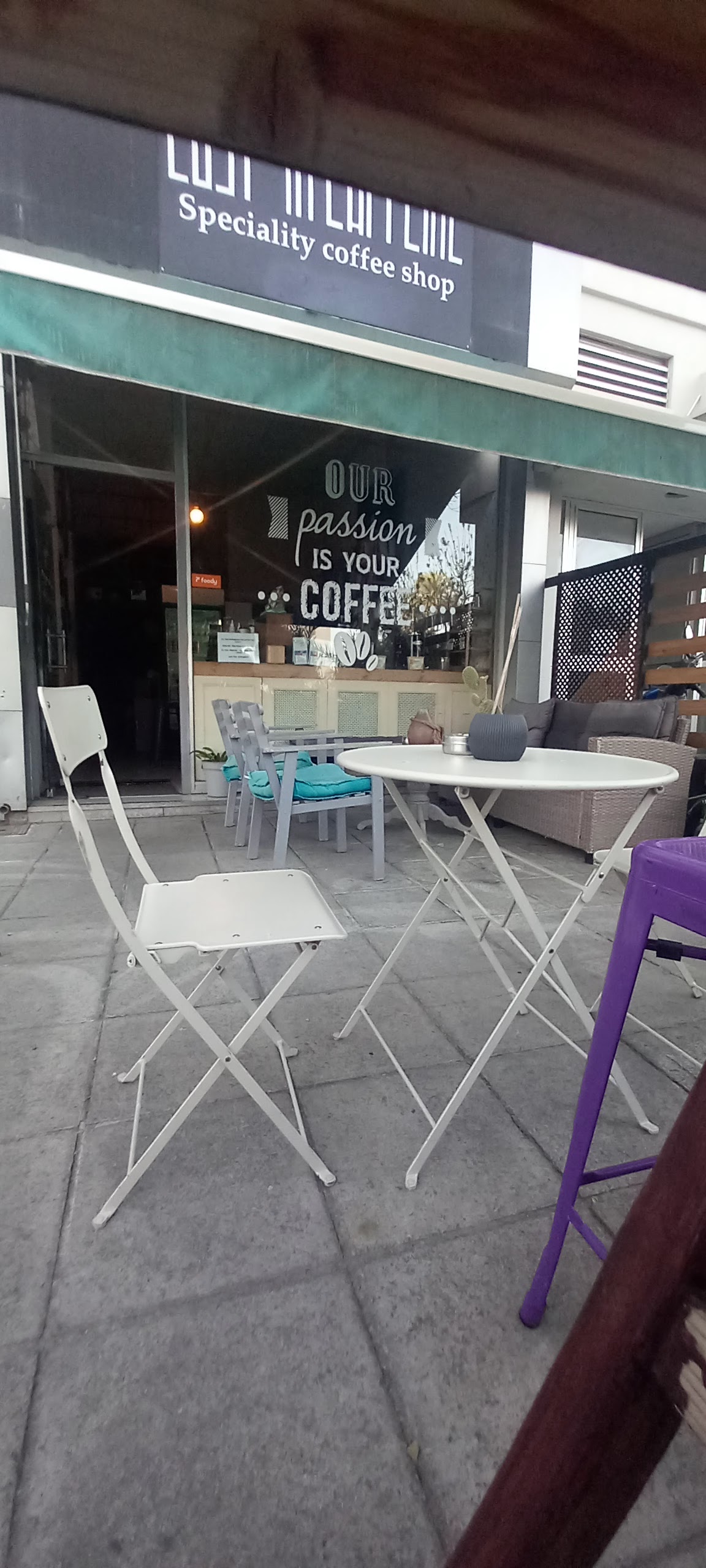 LOST IN CAFFEINE COFFEE ROASTERS interior