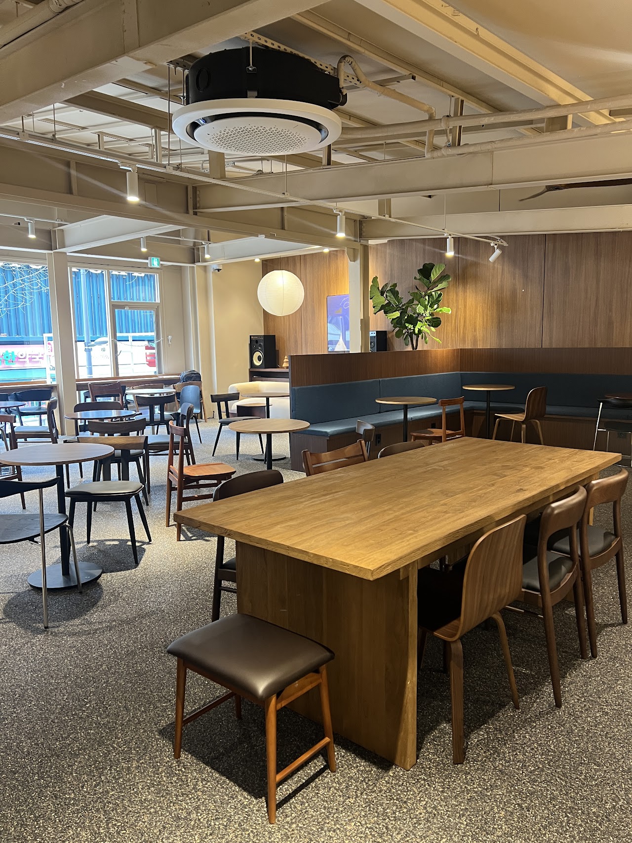 크레스타운 Crestown Coffee Ewha Woman's University interior