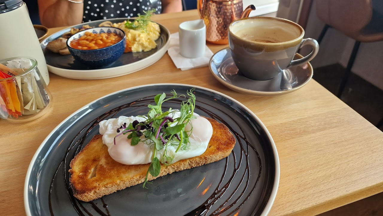 Ivy's coffee by the quay interior