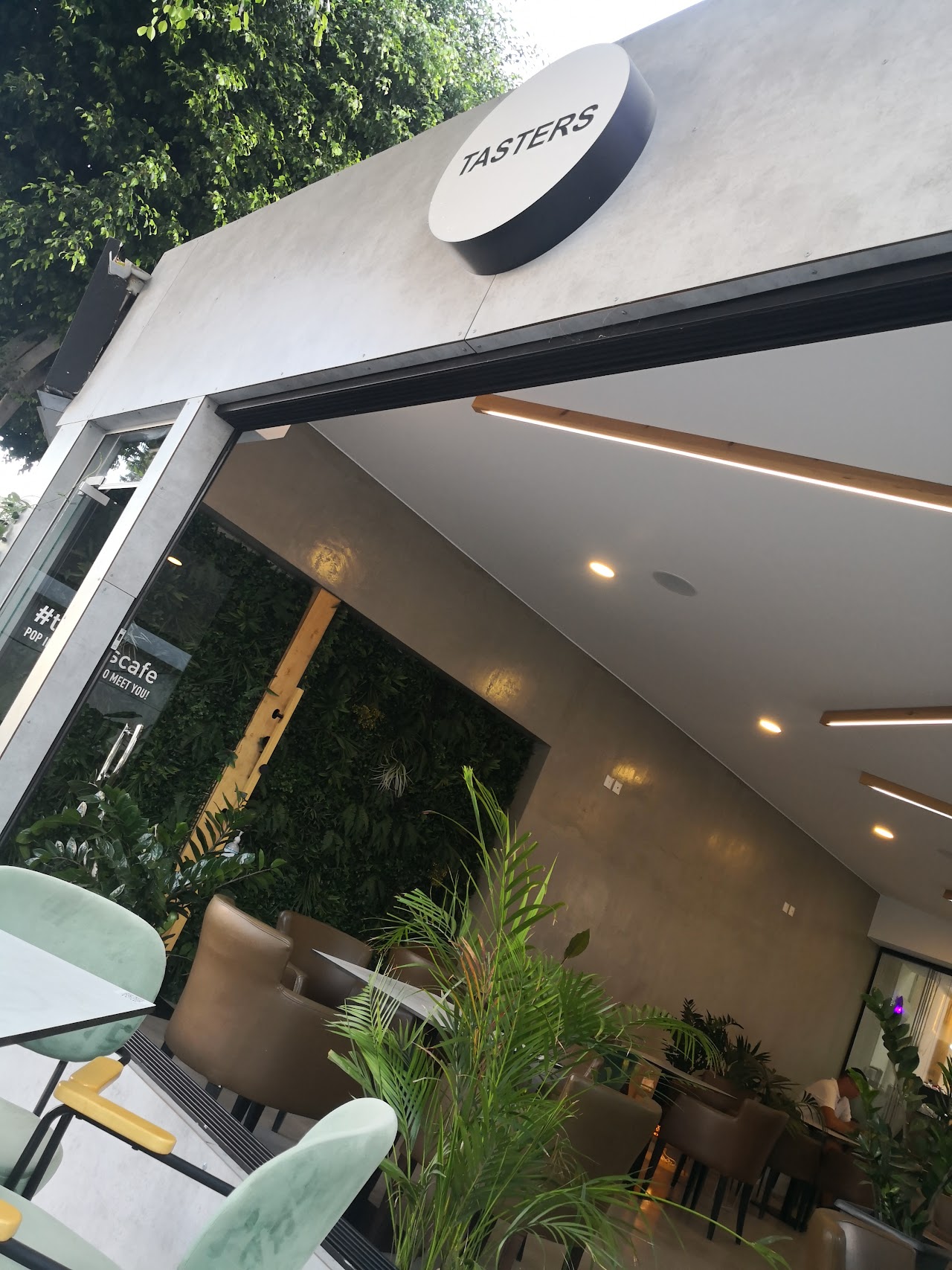 Tasters interior