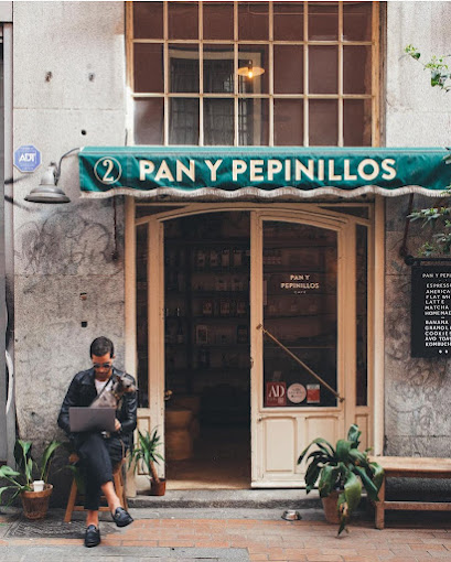 Pan y Pepinillos Café interior